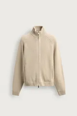 Chaqueta relaxed fit de punto tejido en hilatura con mezcla de algodón. Cuello subido y manga larga. Acabados en rib. Efecto lavado. Cierre frontal con cremallera.