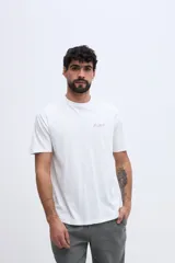 Remera de algodón blanca de corte regular, con cuello redondo, mangas cortas y estampa sutil en el pecho de la marca Brookfield.