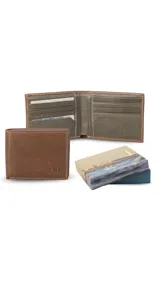 Billetera de cuero color marrón, con costuras blancas decorativas y las iniciales "LNS" grabadas en el frente. Cuenta con doble tarjetero interior y compartimento para billetes.