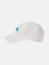 Gorra de sarga de algodón en color blanco, con visera curva y logo de Calvin Klein bordado en color turquesa en la parte frontal. Cuenta con cierre metálico ajustable en la parte posterior.