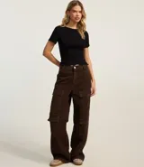 Blusa básica de manga corta, cuello redondo y textura sutil, confeccionada en viscosa con elastano. El bajo de la prenda es ondulado.