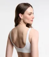 Soutien top blanco de microfibra con textura acanalada, breteles anchos y copas desmontables.