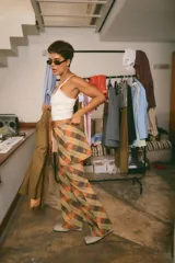 Minifalda de gabardina de algodón con estampado geométrico en tonos azules, naranjas y beige.