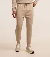 Pantalón deportivo masculino liso color negro, con ajuste elástico en la cintura y bolsillos laterales.