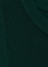 Vestido largo de punto fino, color verde oscuro, con cuello redondo y diseño sin mangas de corte recto.