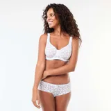 Shorty de encaje floral transparente color blanco, con bordes delicados en color celeste.