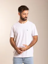 Remera básica de manga corta y cuello redondo, color blanco, con pequeño logo bordado en el pecho.