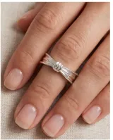 Anillo de plata 925 con diseño de lazo central, de acabado pulido y estructura ajustable.