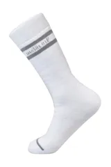 Media deportiva de caña media, color blanco con detalles de líneas grises en la parte superior y en la puntera.
