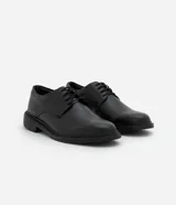 Zapato masculino estilo Oxford, color negro, con punta redonda y cierre de cordones. Posee suela robusta de goma.