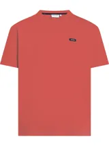 Remera Calvin Klein de punto de algodón regenerativo, color rojo, con corte regular, cuello redondo y mangas cortas. Presenta una pequeña etiqueta con el logo de Calvin Klein en el pecho.