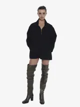 Buzo negro de calce regular con cuello redondo y manga larga.