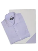 Camisa de manga larga para hombre, marca RKF, modelo Cityscape con calce Regular Fit. Presenta un diseño a rayas finas en tonos rosado y azul, con cuello italiano, cierre frontal de botones blancos y el logo bordado al tono en el pecho.