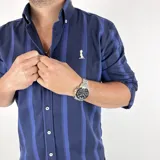 Camisa de hombre de algodón a rayas verticales azul marino y azul, con cuello italiano y manga tres cuartos.