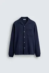 Sobrecamisa de hombre color azul marino, confeccionada en tejido seersucker texturizado. Presenta cuello bowling, manga larga con puño elástico y un bolsillo plastrón en el pecho.