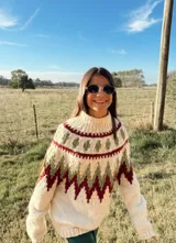 Sweater de lana color crema con cuello alto y diseño geométrico en tonos verde y bordó. Tejido a mano.