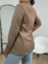 Blazer sastrero de corte entallado en color camel, con solapas clásicas, cierre frontal de un botón y bolsillos laterales con solapa.