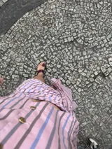Camisa semi entallada de popelina 100% algodón, con estampado de cuadros tartán en tonos verde militar y azul oscuro. Presenta escote en V, cierre frontal con botones oscuros y mangas largas abullonadas con volumen.