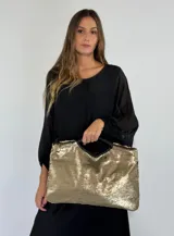 Bolso de mano tipo clutch color azul con lentejuelas negras.