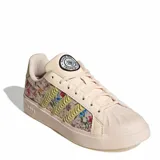 Championes Adidas x Farm modelo Streettalk de mujer, en tonos beige con estampado floral y detalles de las tres tiras bordadas en verde claro.
