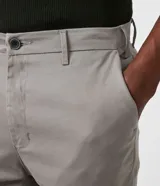 Pantalón de vestir gris claro, corte slim, confeccionado en sarga de algodón y elastano.