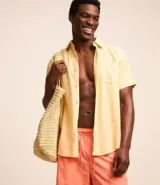 Camisa de hombre de manga corta confeccionada en mezcla de lino y algodón. Presenta un calce comfort, cuello camisero, cierre frontal con botones y un bolsillo en el pecho. Marca Marfinno.