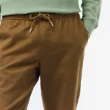 Pantalón de corte recto en color marrón con cintura elástica.