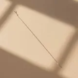 Pulsera de cadena con eslabones tipo barco, fabricada en plata 925 con cierre de resorte.