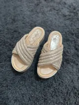 Sandalias de plataforma con tiras cruzadas acolchadas con acabado brillante y suela tostada.