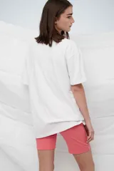 Calza corta de descanso fabricada en tela rib color lila, de tiro medio con cintura elastizada y diseño ajustado.