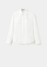 Camisa de popelín blanco entallada, con cuello camisero, mangas largas y cierre frontal de botones ocultos.