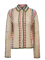 Cardigan tejido a crochet en color beige con detalles multicolores en verde, azul, fucsia y naranja. Presenta cuello camisero, mangas largas y cierre frontal con botones.