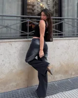 Pantalón de jean estilo baggy de tiro bajo, con corte amplio y acabado desgastado en color negro.