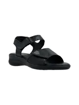 Sandalia plana color negro con tiras ajustables con velcro, confeccionada en cuero con detalles texturizados.