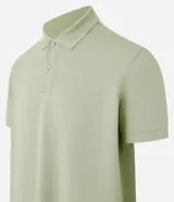 Remera polo de manga corta color verde militar, confeccionada en algodón peruano con cuello convencional y cierre de botones.