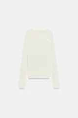 Jersey de punto fino con diseño color block en tonos rojo, bordó y blanco. Presenta cuello redondo y manga larga.