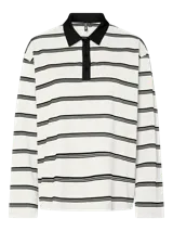 Remera polo de manga larga con diseño de rayas horizontales negras sobre fondo blanco, cuello y tapeta de botones negros.