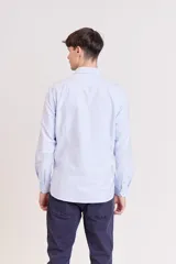 Pantalón de jean de corte slim fit color azul oscuro.