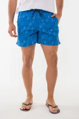 Short de baño azul con estampado de flamencos.