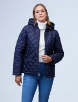 Campera capitoneada azul marino con capucha desmontable, cierre metálico central, bolsillos delanteros y avíos metálicos con logo de la marca Michael Kors.