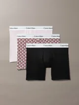 Pack de tres bóxers largos Calvin Klein modelo Icon Cotton Stretch. Incluye un bóxer liso en color rosado claro, uno estampado con patrón geométrico en tonos bordo y blanco, y uno negro liso. Todos cuentan con cintura elástica con el logo de la marca en contraste.