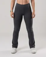 Calza larga de tiro alto, color gris oscuro jaspeado, con corte recto y faja doble tela sin elástico superior.