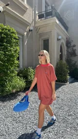 Remerón de corte holgado y diseño oversize, color violeta con cuello redondo en contraste color celeste. Confeccionado en algodón, presenta costuras visibles y un pequeño bordado en el pecho.