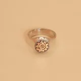 Anillo de diseño profesional para ingeniería, elaborado en plata 925 con aplique central en oro 9k que representa un engranaje.