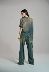Blusa de tul para mujer con diseño asimétrico, mangas cortas y efecto dirty transfer que aporta textura y contraste visual.