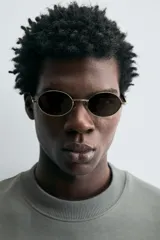 Sudadera de manga corta color marrón oscuro, con cuello redondo y bajo acabado en rib. Presenta un corte relajado y holgado (boxy fit).