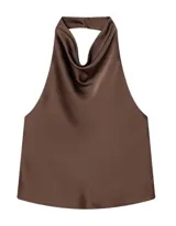 Top de cuello halter con caída satinada y espalda descubierta, confeccionado en tela fluida de color marrón.