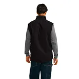 Chaleco negro con cierre frontal, cuello alto y bolsillos tipo canguro. Cuenta con forro sherpa, etiqueta con logo en la cadera izquierda y tirador con logo en el cierre de cremallera delantero central.