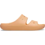 Sandalias Crocs Classic de dos tiras en color salmón, confeccionadas en espuma Croslite ligera y resistente, con perforaciones para personalización con Jibbitz.