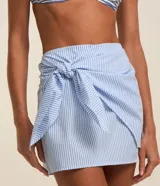 Minifalda de playa con estampado de rayas verticales azules y blancas, con lazo en la cintura.